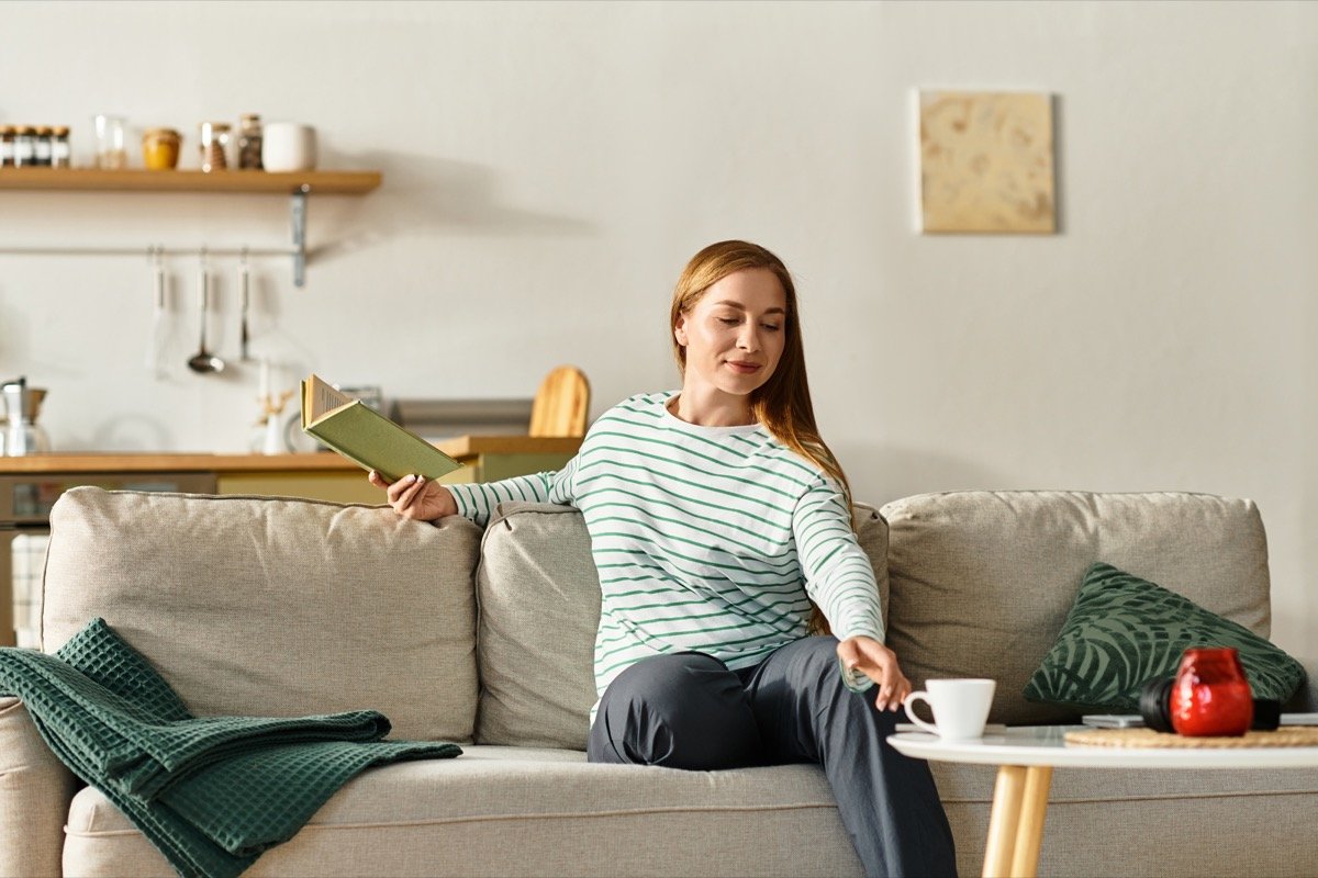 İspaniya mənzərəsini gəzən şəxs